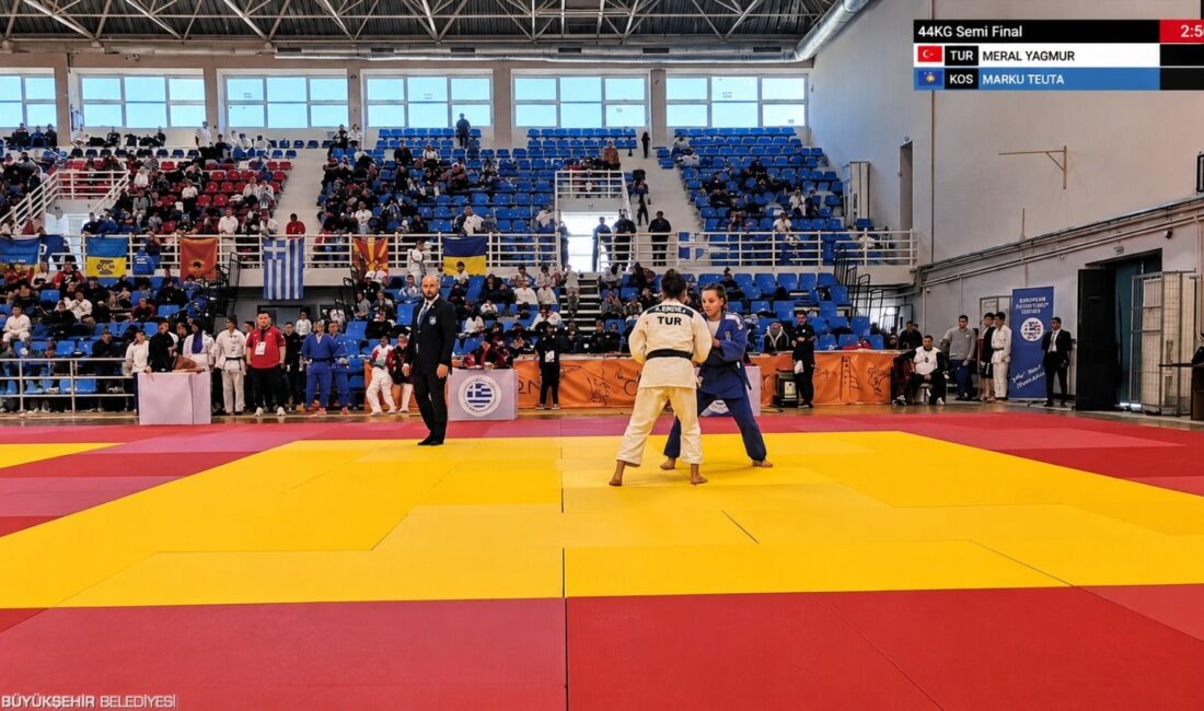 İzmir Büyükşehir Belediyesi Spor Kulübü sporcuları Aişe Dalda, Azra Ceren