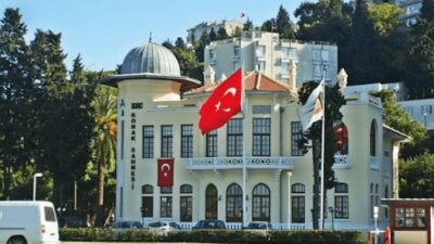 İzmir Devlet Tiyatrosu Konak Sahnesi’nin iki yıldır tadilat gerekçesiyle kapalı