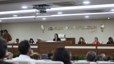 Karabağlar Belediyesi Meclisi’nde 2027 yılı bütçesi öncesinde siyasi dengeler değişti.