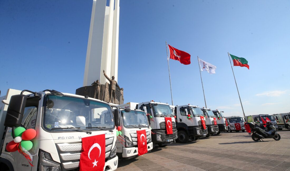Karşıyaka Belediyesi filosunu büyüttü: 17 yeni çöp kamyonu hizmete girdi Karşıyaka Belediyesi, “Tertemiz Karşıyaka” hedefi doğrultusunda araç filosuna 17 yeni