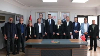 İzmir’de siyasi parti geçişlerine bir yenisi daha eklendi. Karşıyaka Belediyesi’nin