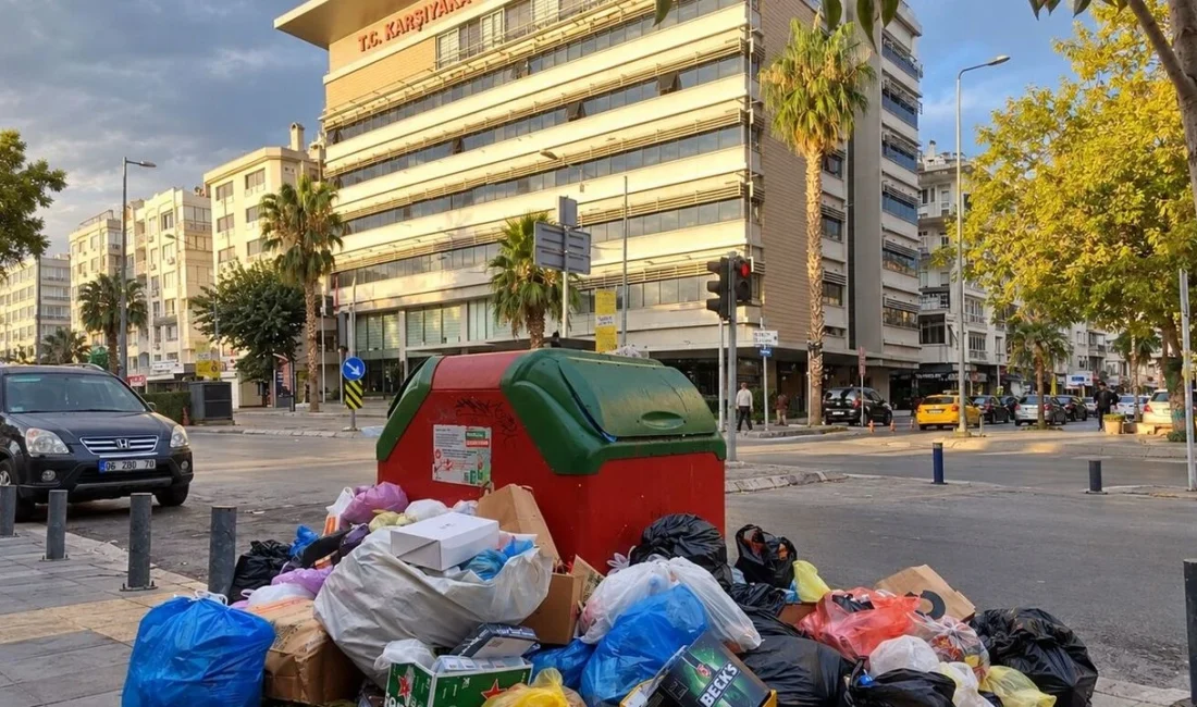 Karşıyaka’da çöp krizi büyüyor! YENİ Parti’den belediyeye “seferberlik” çağrısı İzmir’in Karşıyaka ilçesinde sokaklarda biriktiği belirtilen atıklar, kötü koku ve
