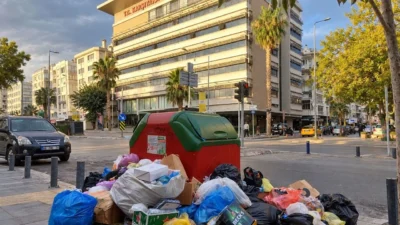 İzmir’in Karşıyaka ilçesinde sokaklarda biriktiği belirtilen atıklar, kötü koku ve