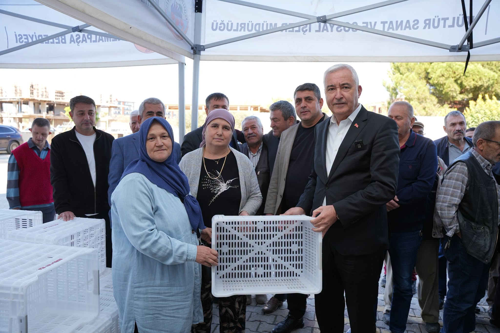 Zeytin hasadı öncesinde Kemalpaşa Belediyesi, 656 üreticiye toplam 4 bin