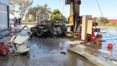 İzmir’in Kınık ilçesinde kontrolden çıkan otomobil, akaryakıt istasyonunun pompasına çarptıktan
