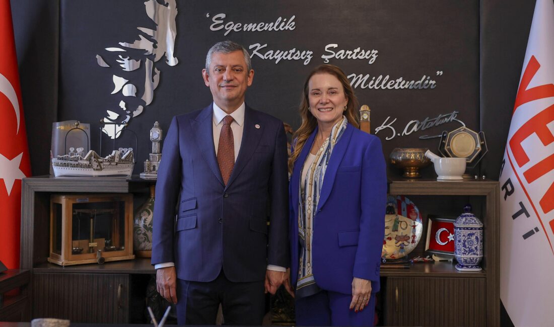 Konak Belediye Başkanı Nilüfer Çınarlı Mutlu, YENİ Parti Genel Başkanı