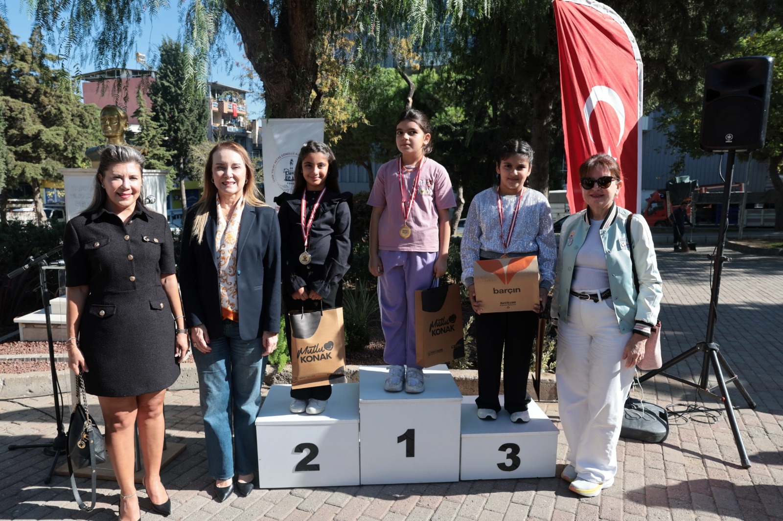 “İzmir'in Annesi” olarak tanınan Türk Anneler Derneği İzmir Şubesi’nin Kurucu