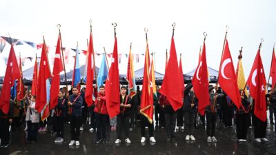 Kuşadası’nda Cumhuriyet’in 103’üncü yıl dönümü kutlamaları, Atatürk Meydanı’nda düzenlenen çelenk