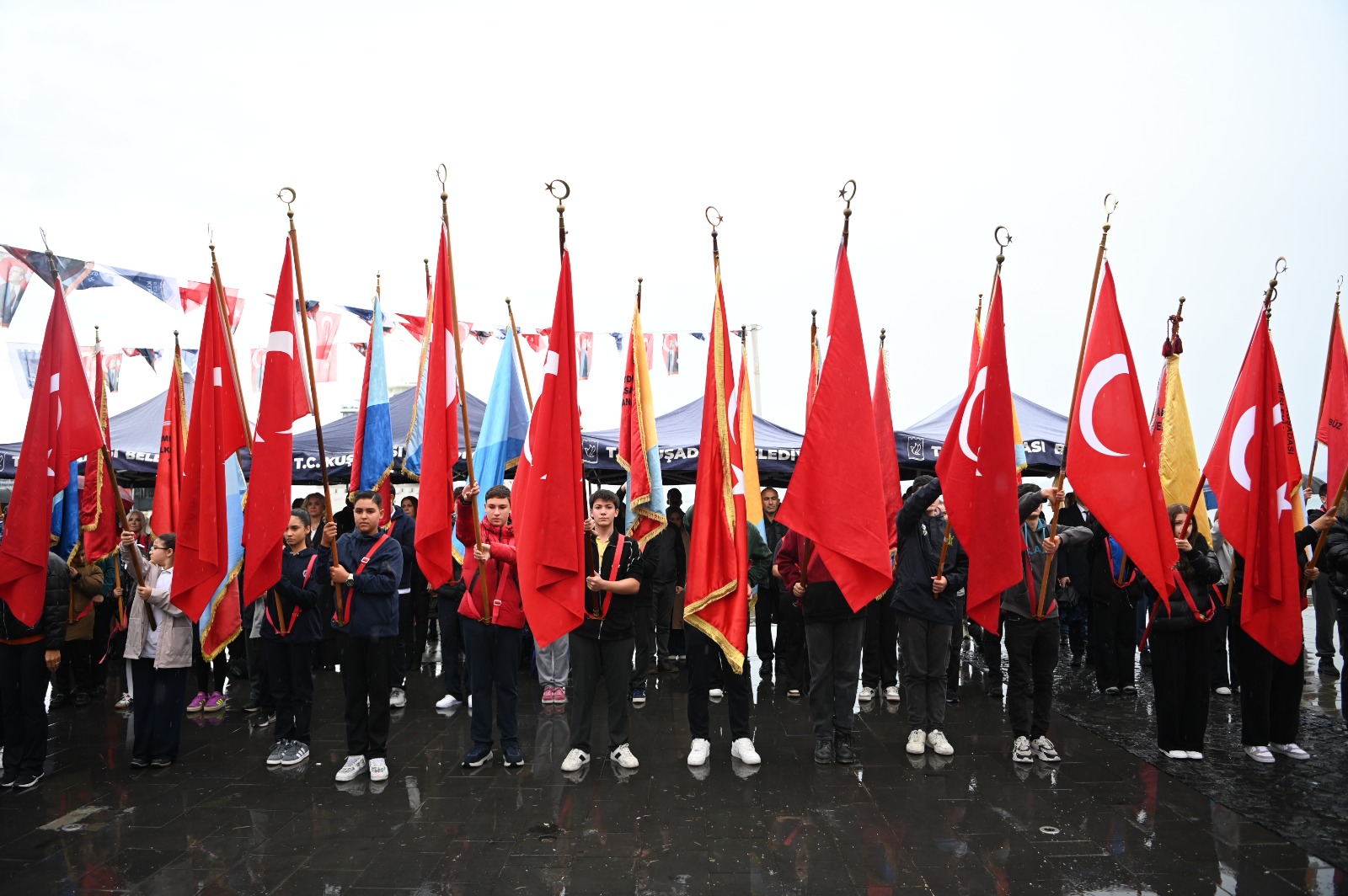 Kuşadası’nda Cumhuriyet’in 103’üncü yıl dönümü kutlamaları, Atatürk Meydanı’nda düzenlenen çelenk