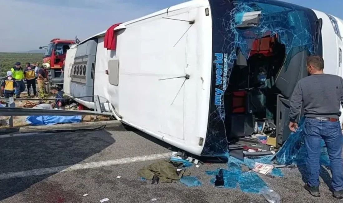 Gebze-Orhangazi-İzmir Otoyolu’nun Akhisar Gişeleri yakınlarında tur otobüsü ile çekicinin çarpıştığı