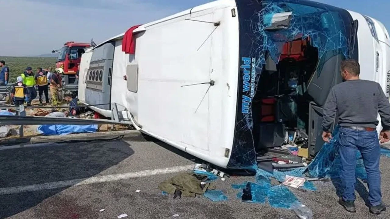 Gebze-Orhangazi-İzmir Otoyolu’nun Akhisar Gişeleri yakınlarında tur otobüsü ile çekicinin çarpıştığı