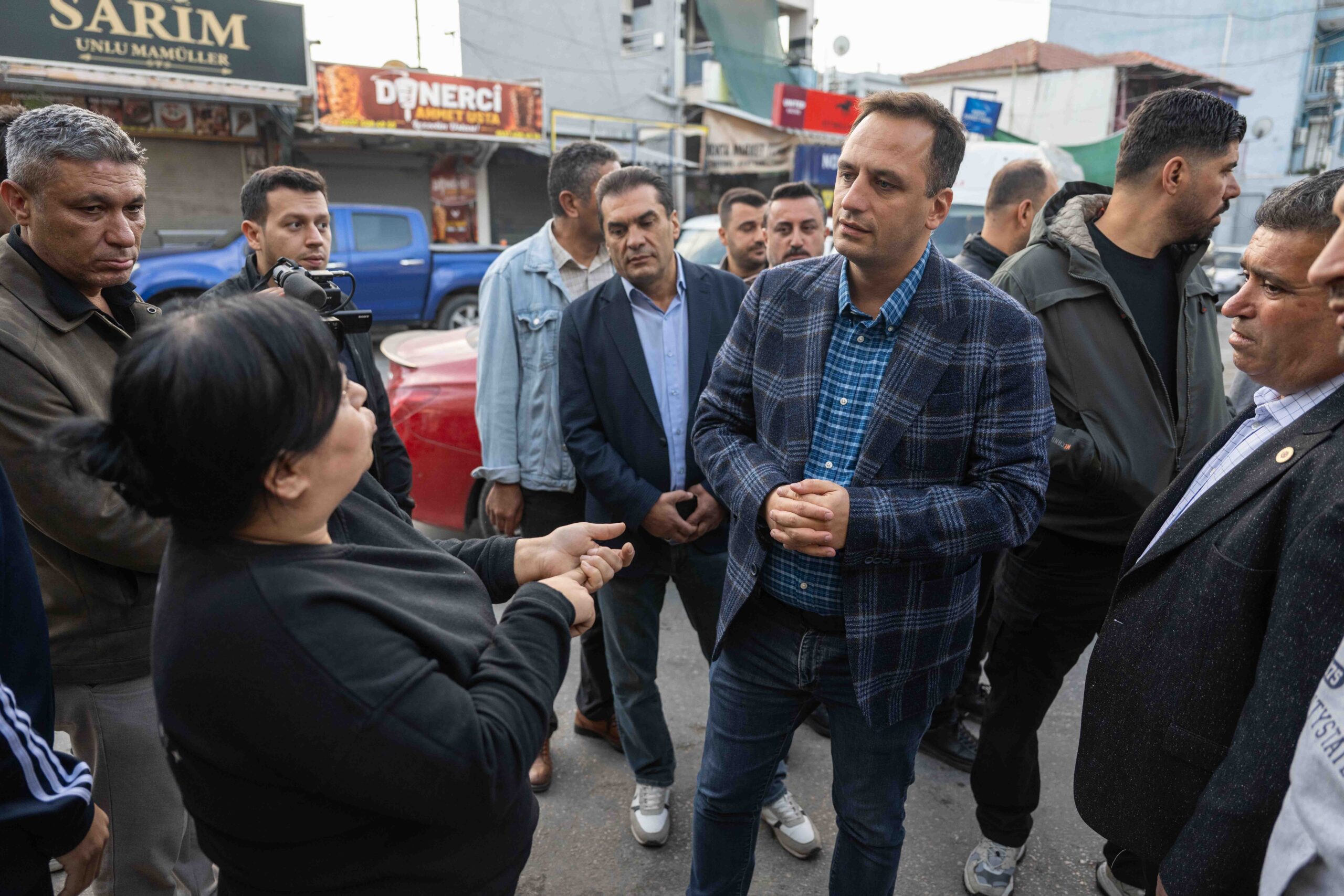 Bornova Belediye Başkanı Ömer Eşki, hizmet ve yatırımları yerinde belirlemek