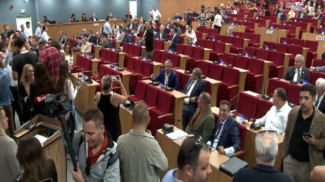 Büyükşehir Meclisi’nde Tugay’ın AKP’ye geçişi sonrası ilk kriz: Oturum ertelendi! İzmir Büyükşehir Belediyesi ekim ayı olağan meclis toplantısı, CHP ve