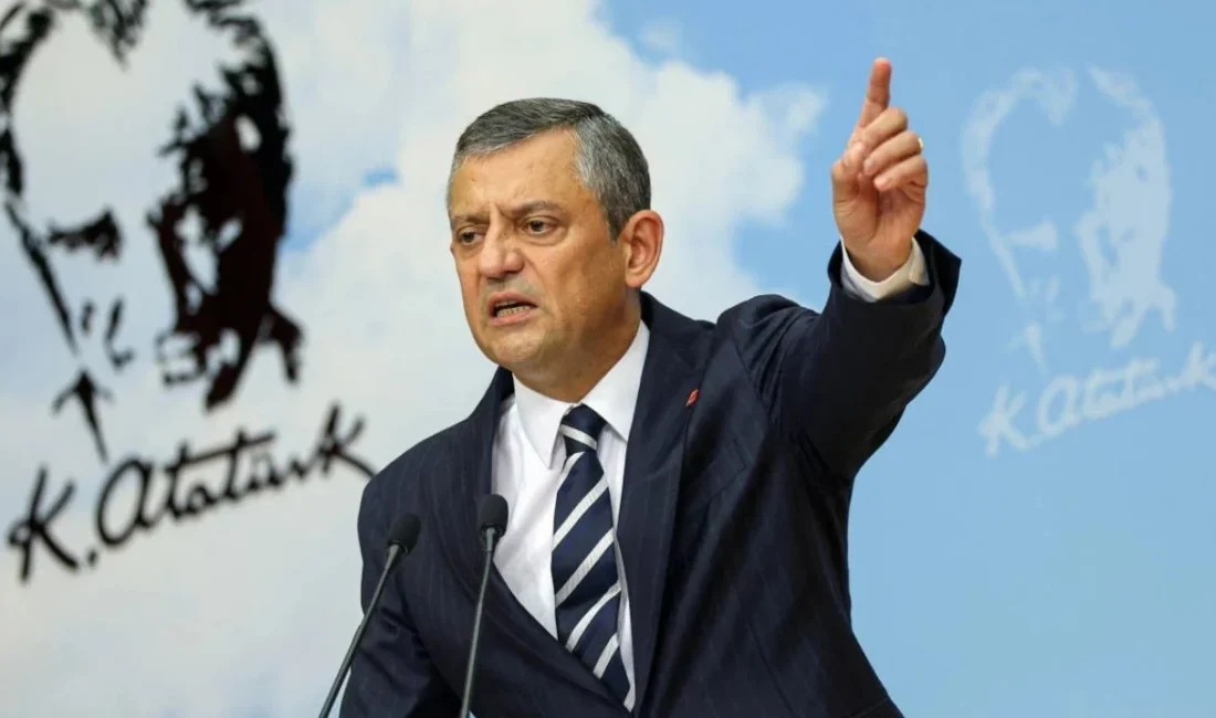 Özel’den Cemil Tugay için dikkat çeken “dosya” iddiası İzmir Büyükşehir Belediye Başkanı Cemil Tugay’ın yarın AKP’ye geçeceği iddiaları