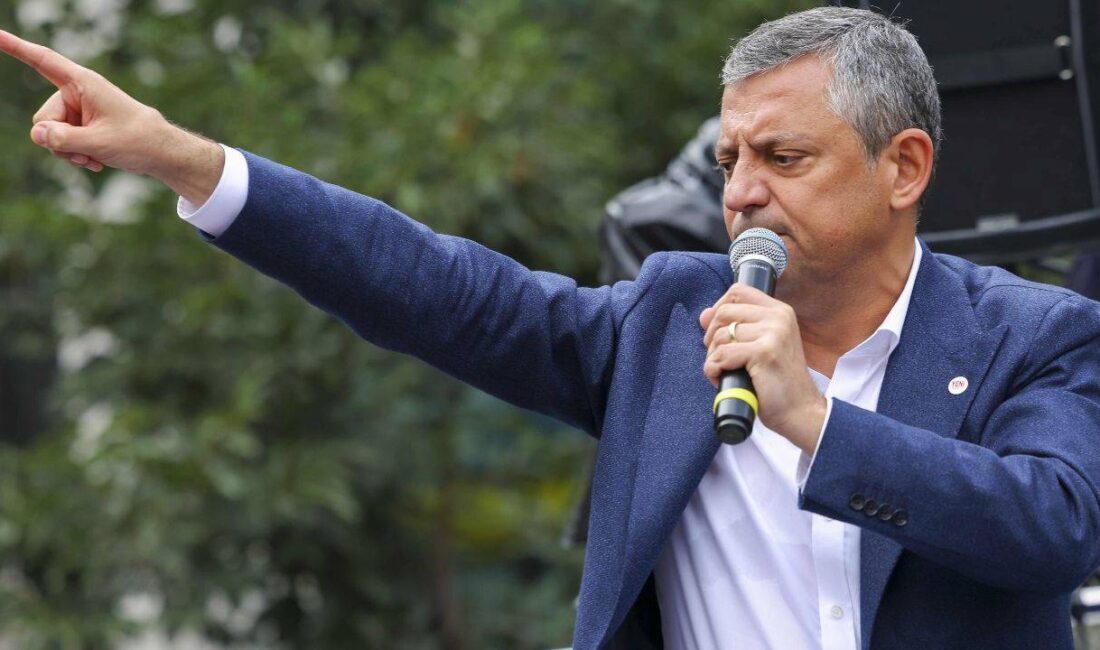 Özgür Özel’den Cemil Tugay tepkisi: “Kendi içlerindeki en sağlamları AKP’ye ilk kaçanlar oldu” YENİ Parti Genel Başkanı Özgür Özel, İzmir Büyükşehir Belediye Başkanı