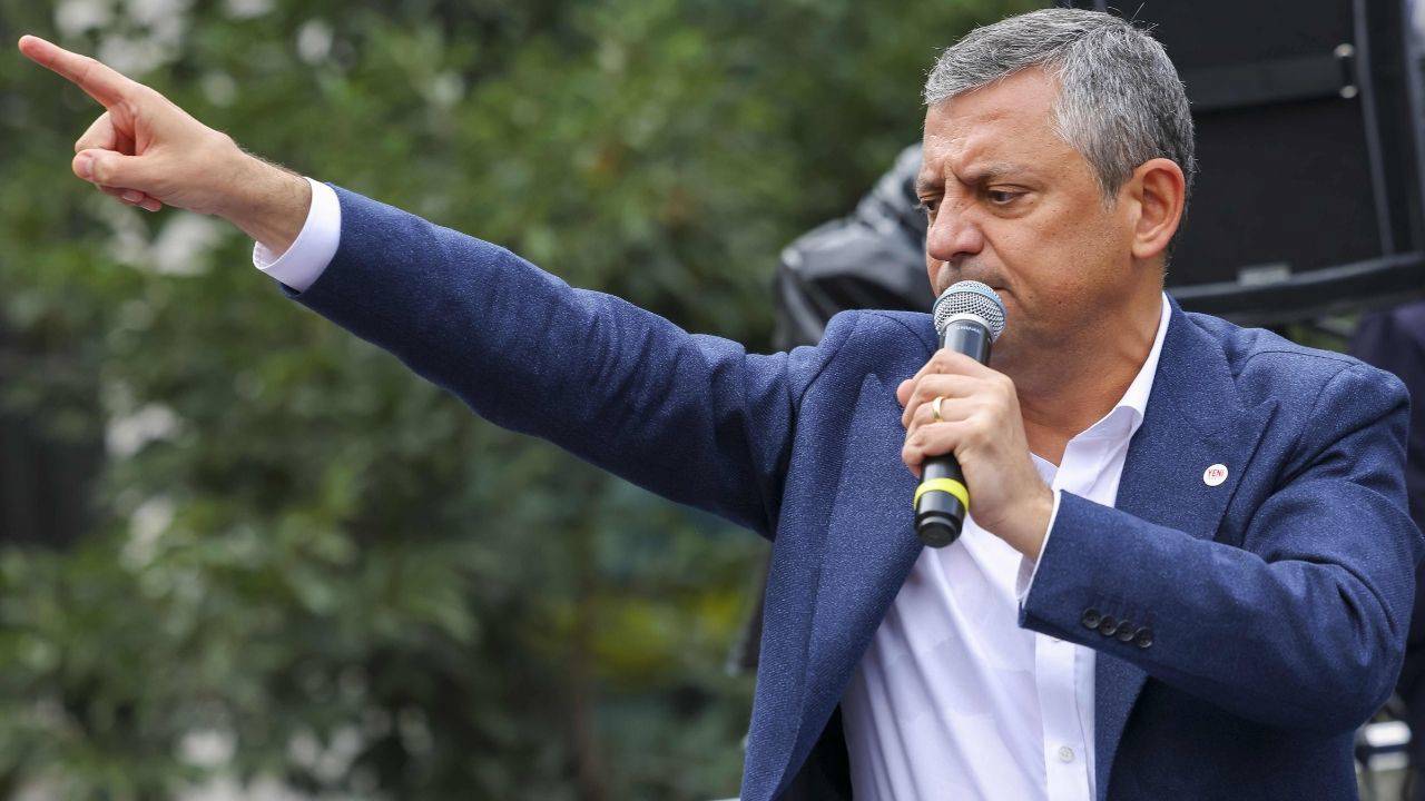 YENİ Parti Genel Başkanı Özgür Özel, İzmir Büyükşehir Belediye Başkanı