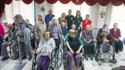 Seferihisar Belediyesi, Dünya Yaşlılar Günü etkinlikleri kapsamında Sığacık ve Ürkmez’de