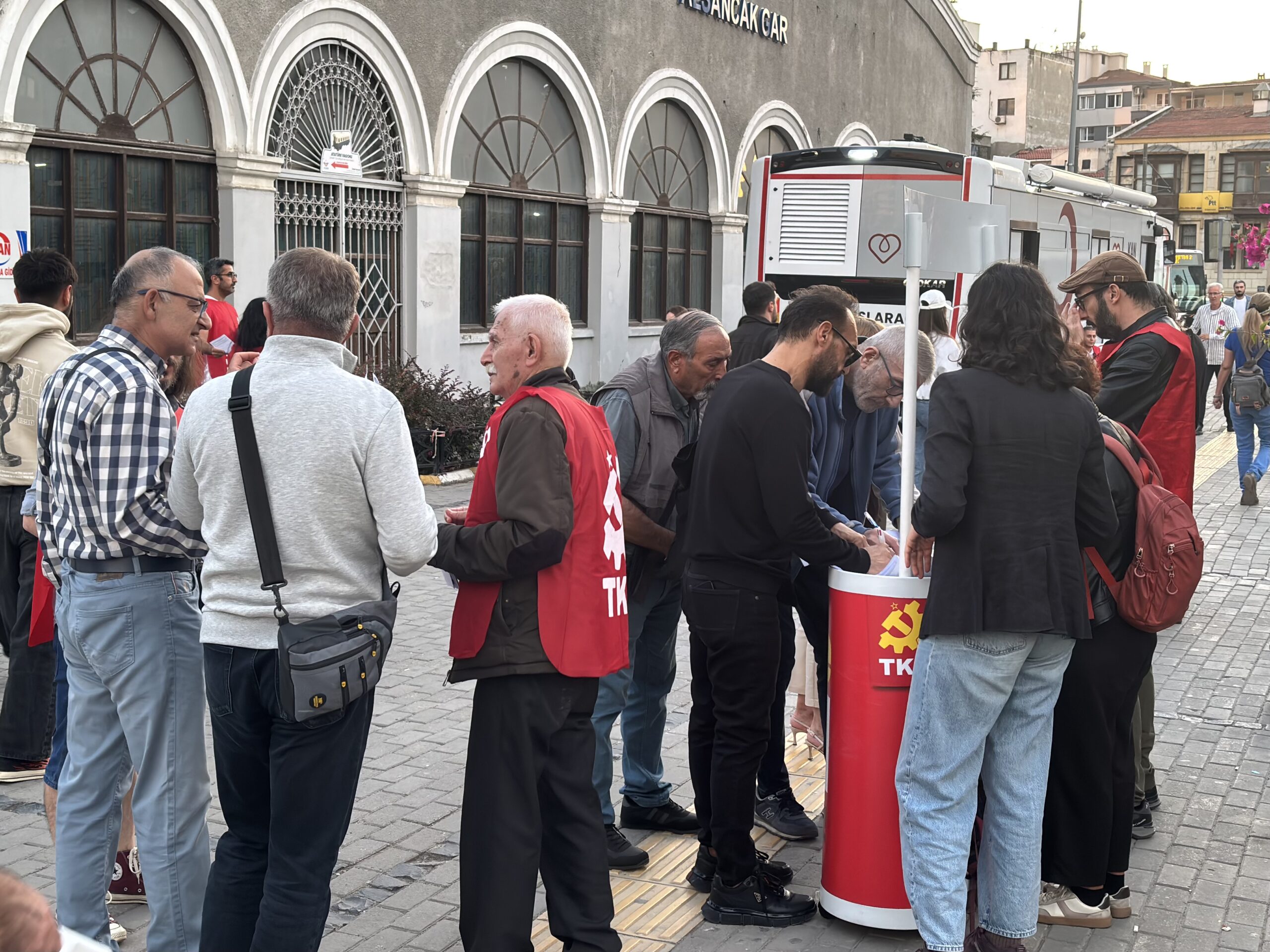 CHP’den seçilip AKP’ye katılan İzmir Büyükşehir Belediye Başkanı Cemil Tugay’ın