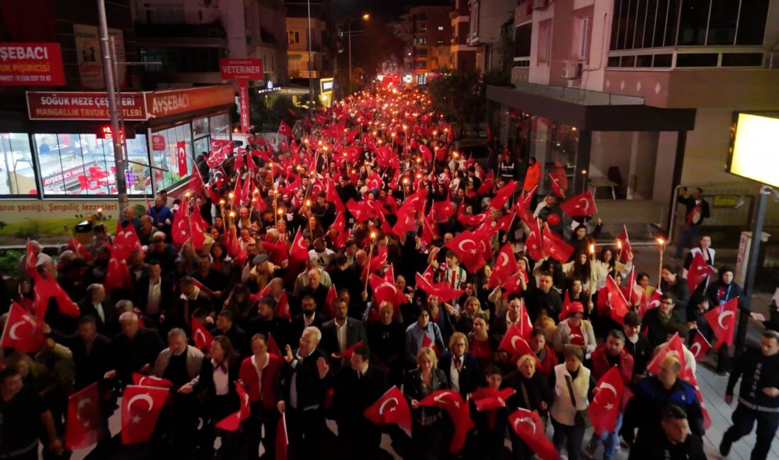 Torbalı’da Cumhuriyet için binlerce kişi tek yürek oldu! Torbalı’da 29 Ekim Cumhuriyet Bayramı, binlerce kişinin katıldığı kortej yürüyüşü