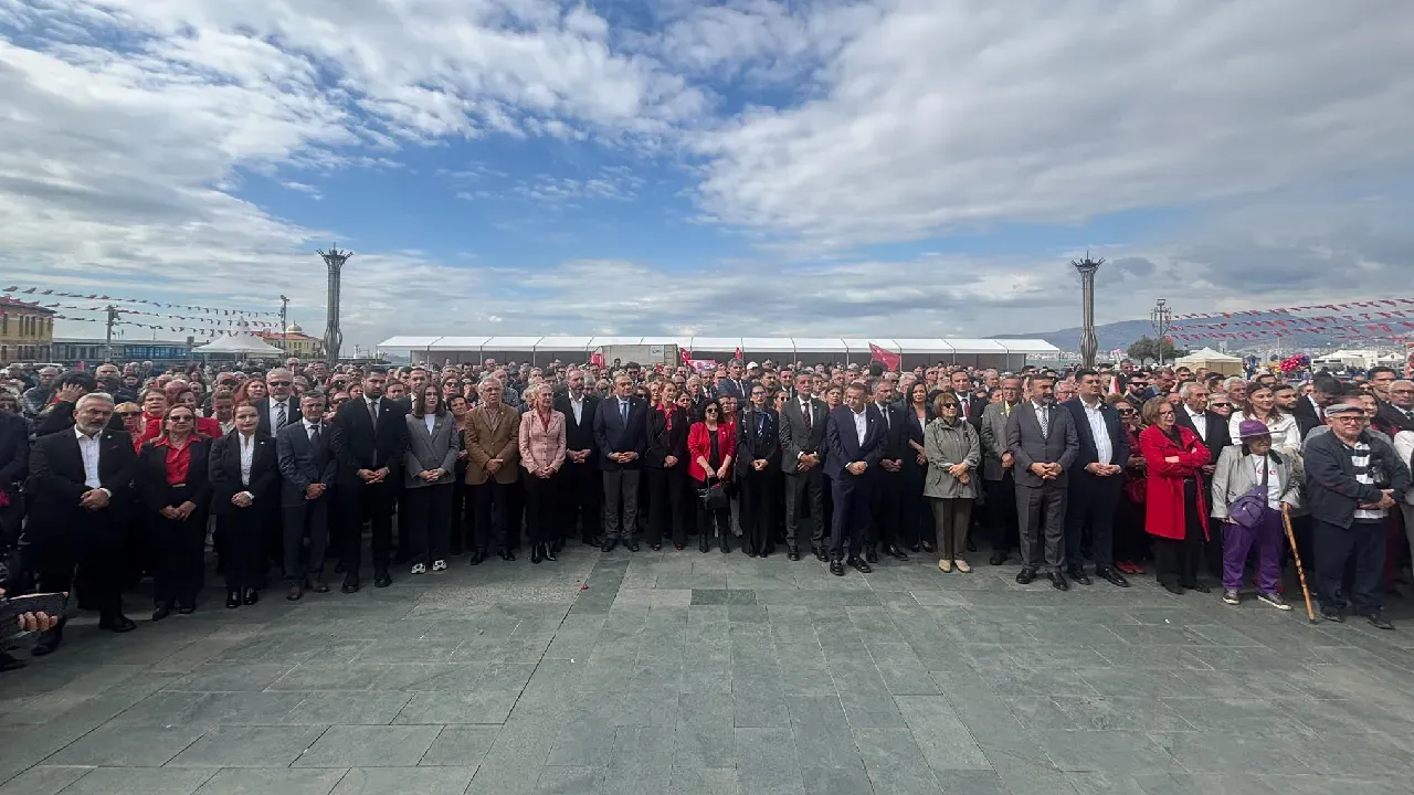 YENİ Parti İzmir İl Başkanı Çağatay Güç, Cumhuriyet Meydanı’ndaki çelenk