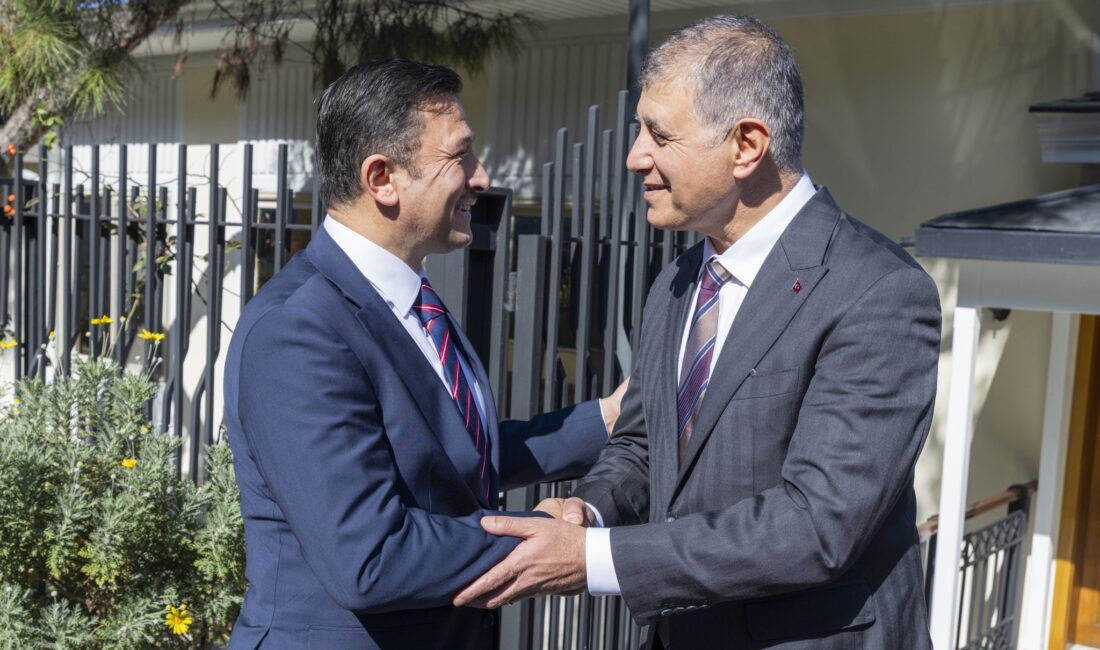 Yerel seçimde rakiptiler: Cemil Tugay’a hayırlı olsun ziyareti İzmir Büyükşehir Belediye Başkanı Cemil Tugay, yerel seçimlerde karşı karşıya