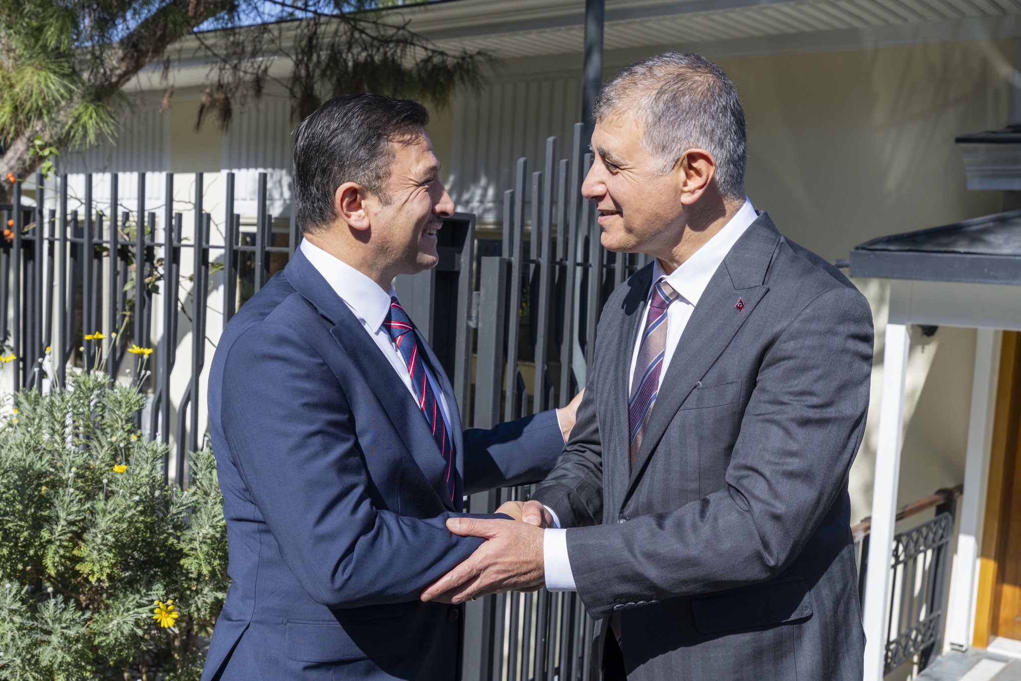 İzmir Büyükşehir Belediye Başkanı Cemil Tugay, yerel seçimlerde karşı karşıya