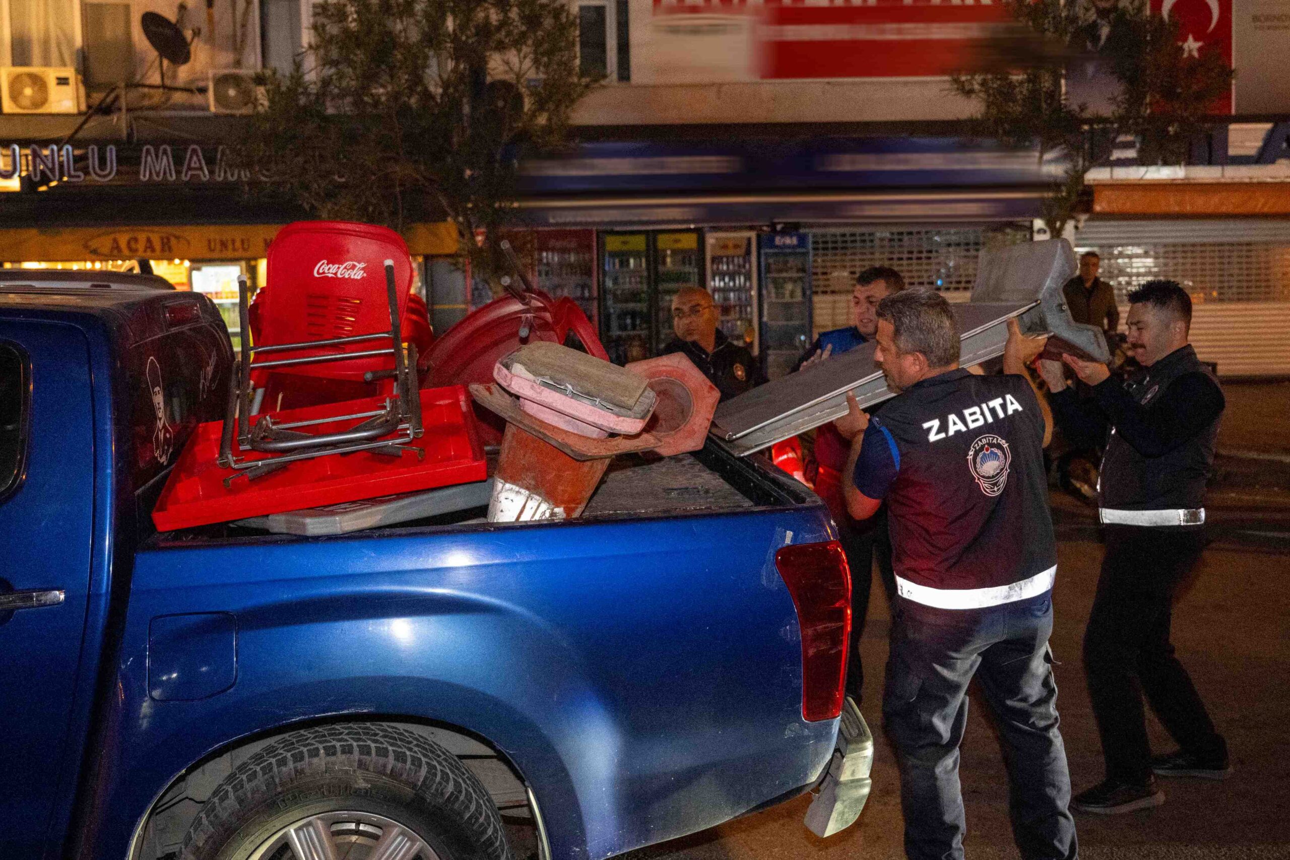 Bornovalıların yaya hakkını korumak için harekete geçen ekipler, kaldırım üzerindeki yasa dışı duba, reklam panosu ve flamaları tek tek temizledi.