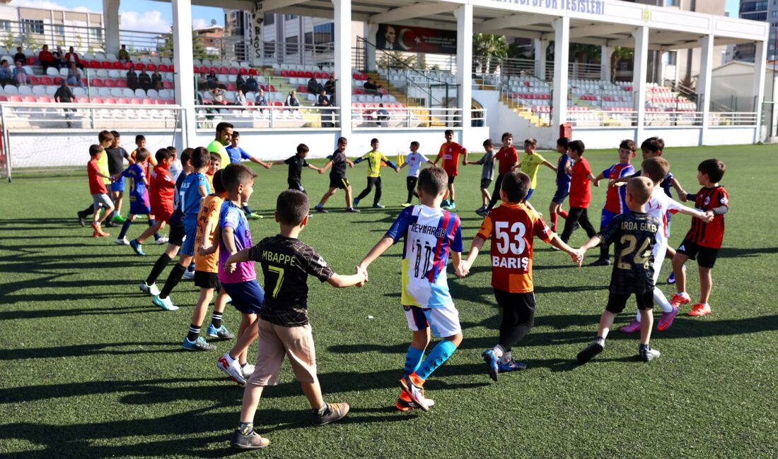Buca Belediyesi’nin çocukları sporla buluşturmak amacıyla düzenlediği ücretsiz Futbol Okulları,