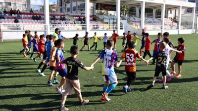 Buca Belediyesi’nin çocukları sporla buluşturmak amacıyla düzenlediği ücretsiz Futbol Okulları,