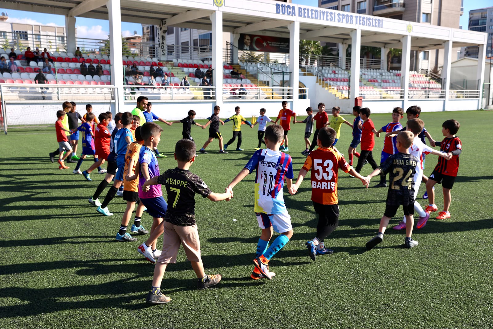 Buca Belediyesi’nin çocukları sporla buluşturmak amacıyla düzenlediği ücretsiz Futbol Okulları,