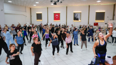 Buca Belediyesi’nin kadınları sporla buluşturmak amacıyla ücretsiz olarak düzenlediği pilates