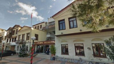 İzmir’de Çeşme Belediyesi’ne ihalelerde ve alımlarda usulsüzlük iddialarıyla operasyon düzenlendi.