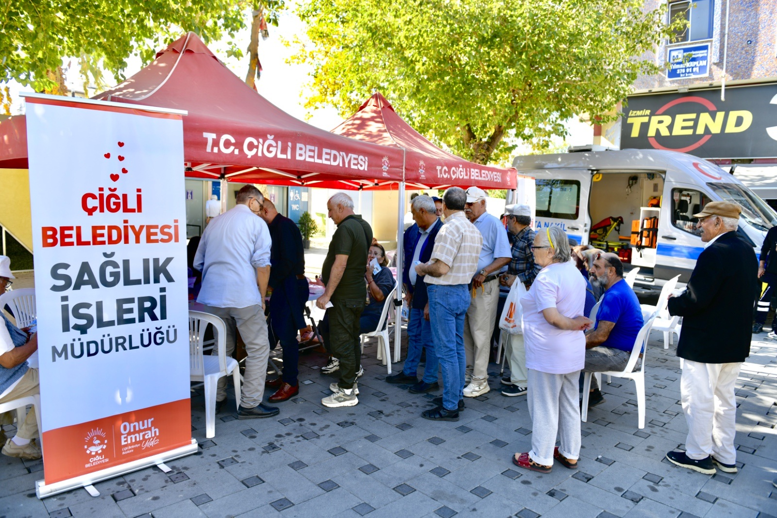 Çiğli Belediyesi, Kasaplar Meydanı’nda yaklaşık 300 kişinin tansiyon ve kan şekeri ölçümünü ücretsiz yaptı. Vatandaşlara sağlık hizmetleri tanıtıldı.