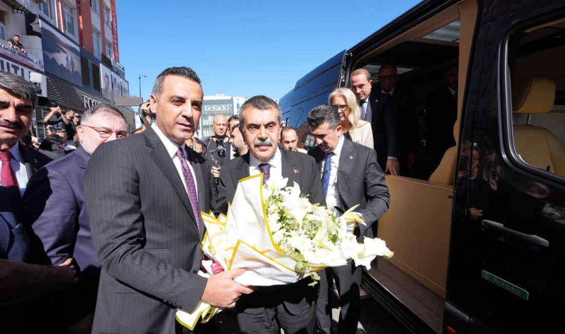 Çiğli Belediyesi’ne ilk bakan ziyaretine tepki: “Şaşırdık mı? Hayır!” Çiğli Belediye Başkanı Onur Emrah Yıldız’ın AKP’ye geçmesinin ardından belediyeyi