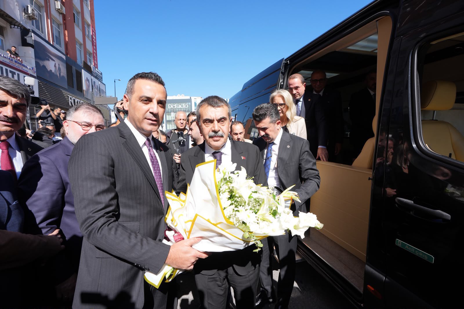 Çiğli Belediye Başkanı Onur Emrah Yıldız’ın AKP’ye geçmesinin ardından belediyeyi