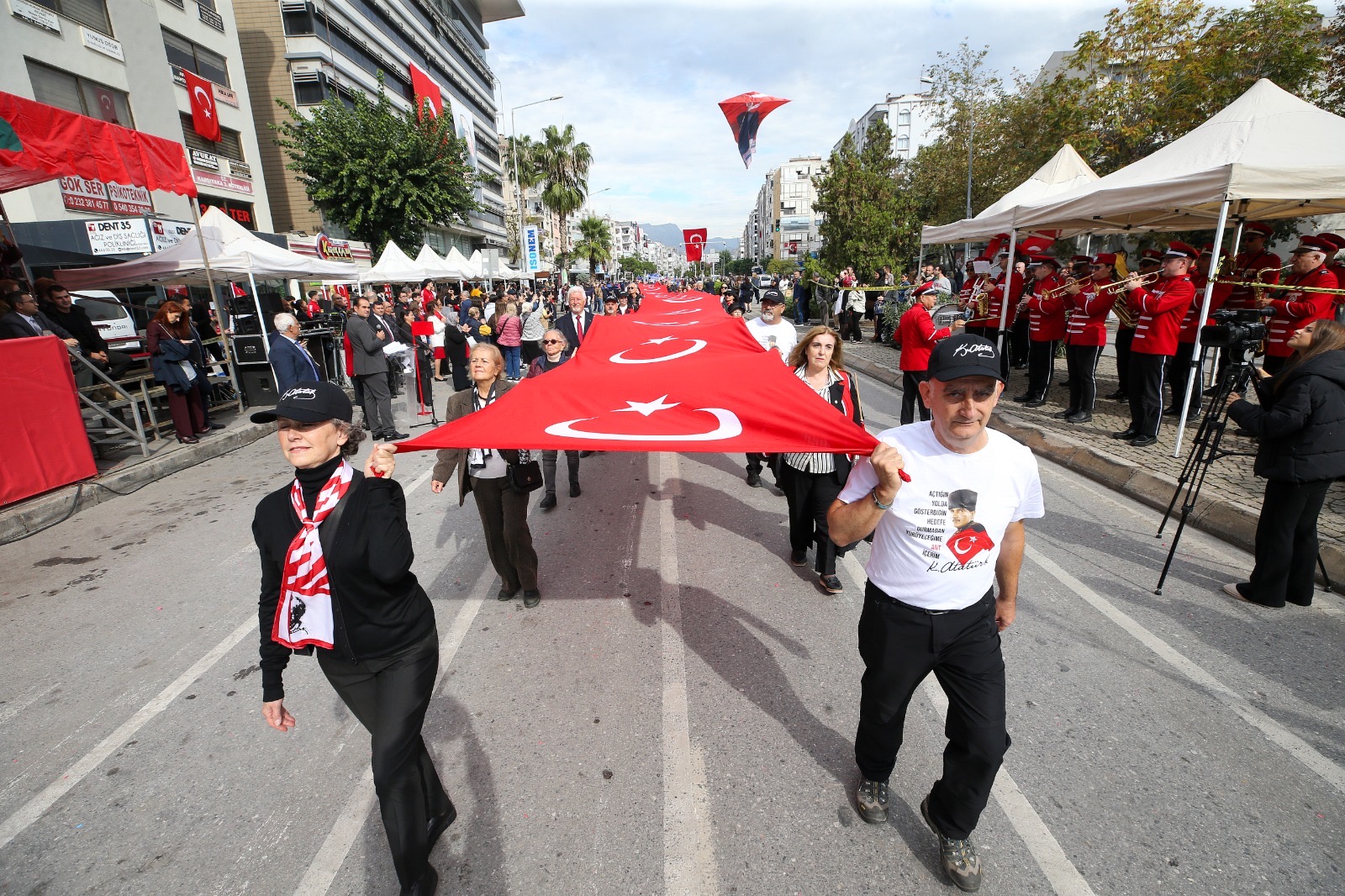 Karşıyaka’da Cumhuriyet’in 103. yıl dönümü, resmî geçit töreni ve atletizm